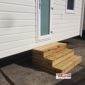 Houten stacaravan opstap